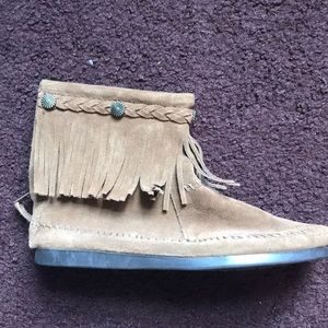 Size 7 minnetonka never worn